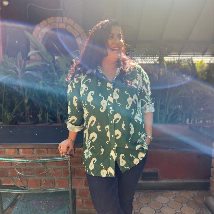 Oversized ikat print shirt in dark green – breathable soft linen