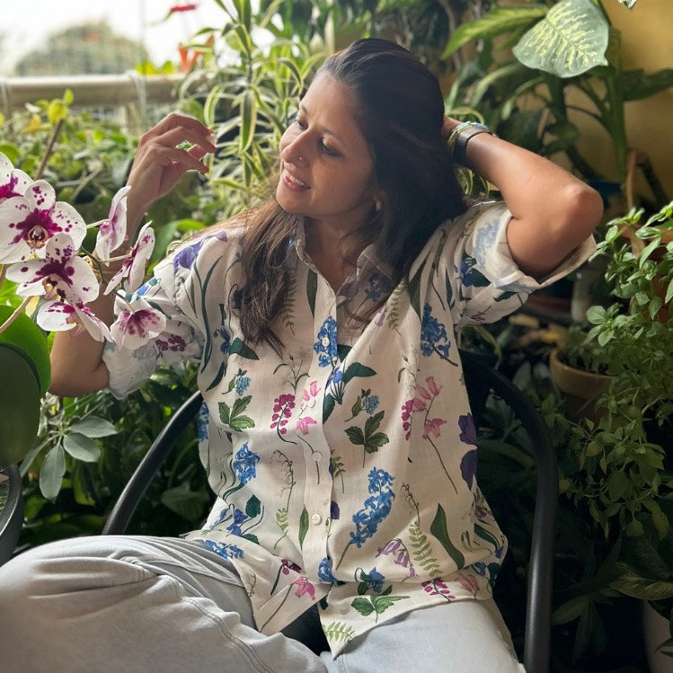 Oversized linen shirt in dark white with floral motifs